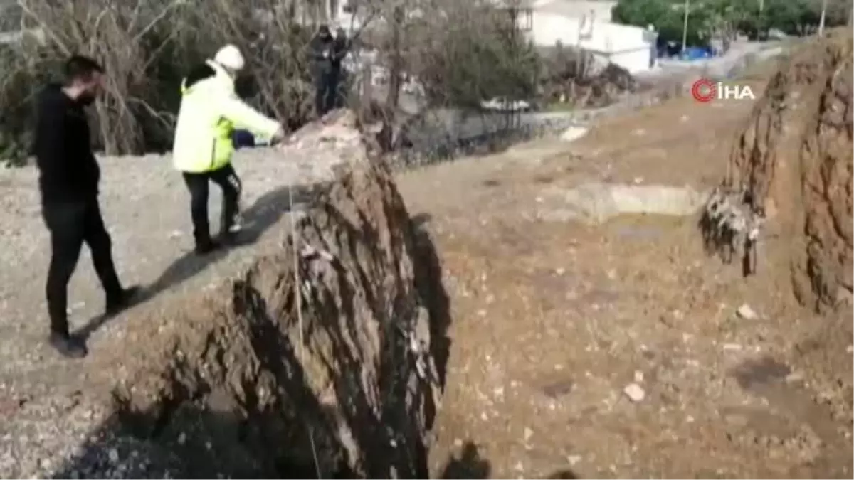 Direksiyon hakimiyetini kaybedip 5 metrelik çukura uçtu