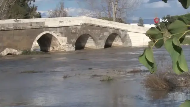 Dunyaca Unlu Selale Yagmur Sonrasi Costu Denizin Rengi Kahverengiye Dondu Son Dakika