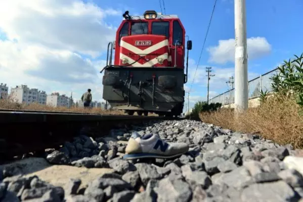 Hemzemin geçitte lokomotifin çarptığı yaya öldü