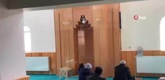 Hutbe okunurken minbere çıktı