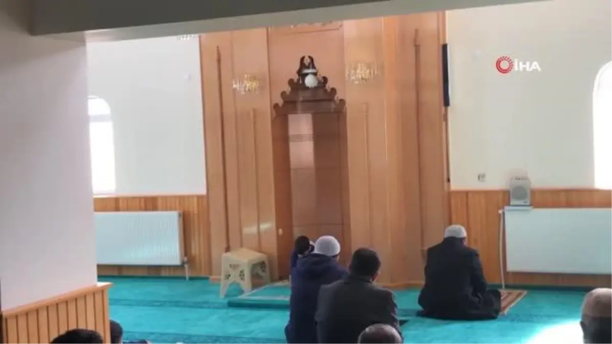 Hutbe okunurken minbere çıktı