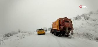 Kar ve tipinin etkili olduğu Erzincan'da araçlar yollarda mahsur kaldı