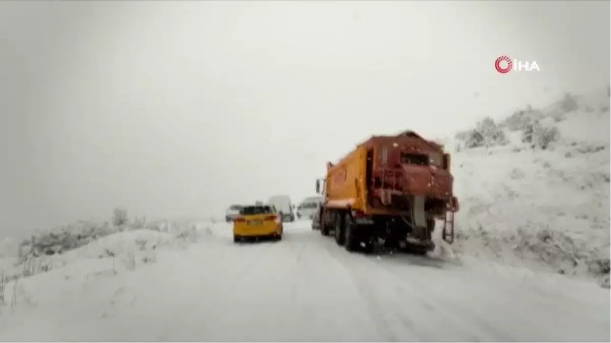 Kar ve tipinin etkili olduğu Erzincan\'da araçlar yollarda mahsur kaldı