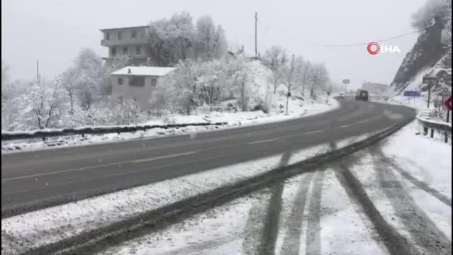 - Kar yağışı Trabzon-Gümüşhane karayolunda ulaşımı olumsuz etkiliyor