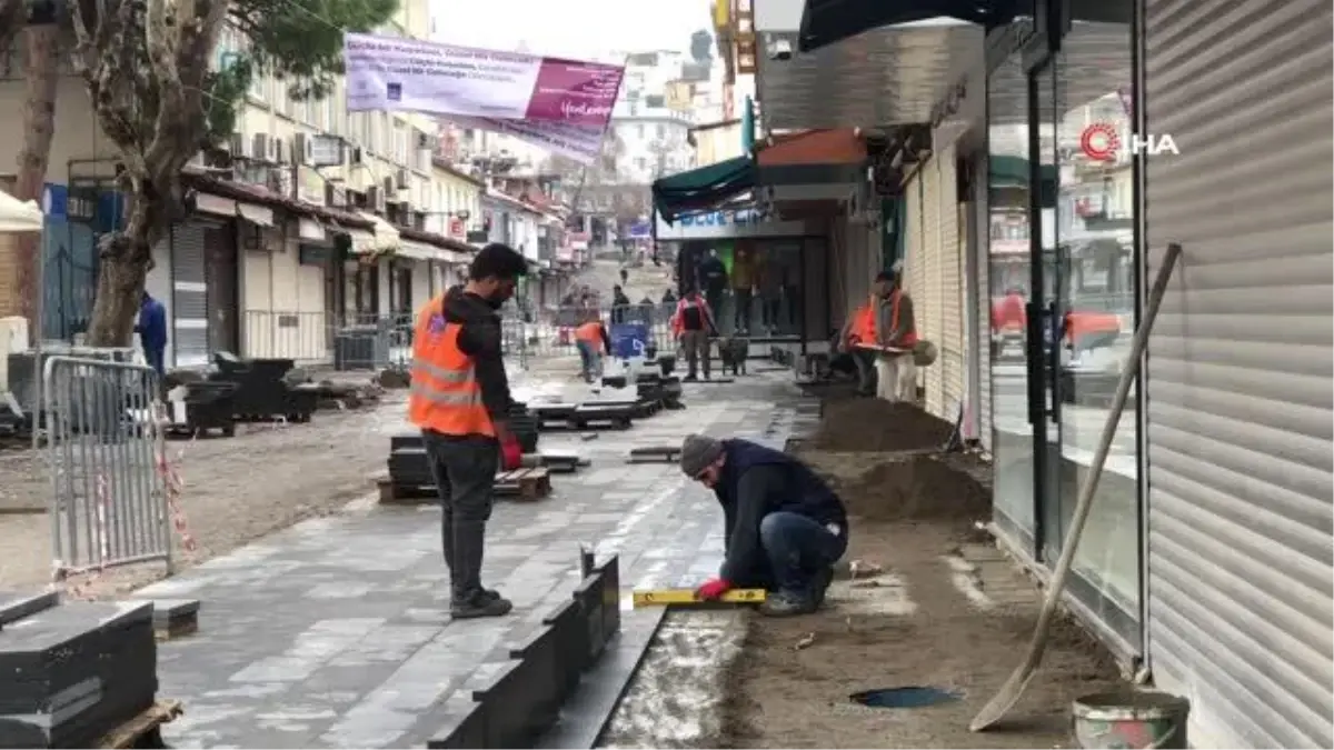 Kuşadası'nın turistik çarşıları doğal taşlar ile kaplanıyor