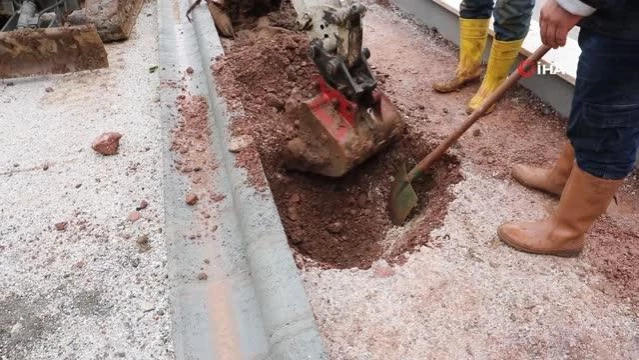 - Marmaris'te cadde yenilemesi sırasında kaldırılan ağaçlar yeniden toprakla buluştu