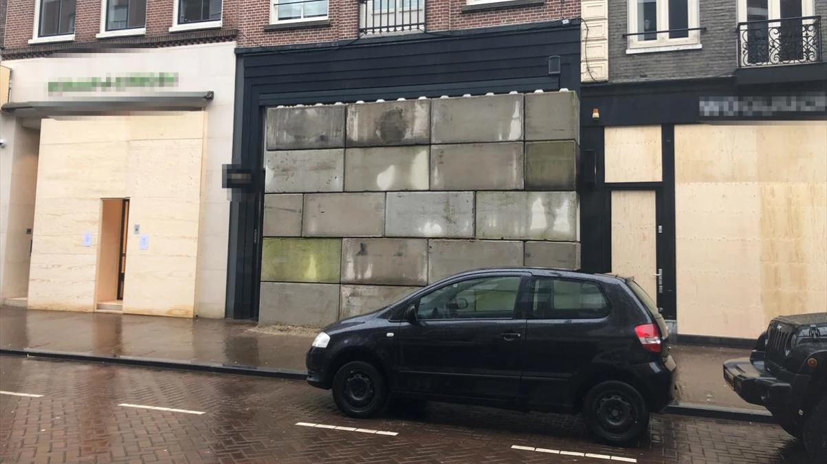 Hollanda\'da kısıtlama protestoları devam ediyor! Mağazalar yağmalamaya karşı beton bloklarla önlem aldı