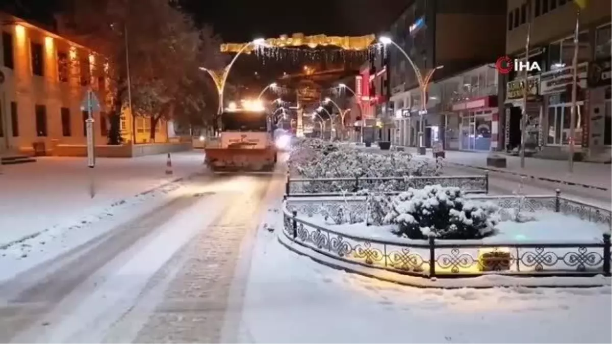 Bayburt ve Erzincan\'da belediye ekiplerinden kar mesaisi