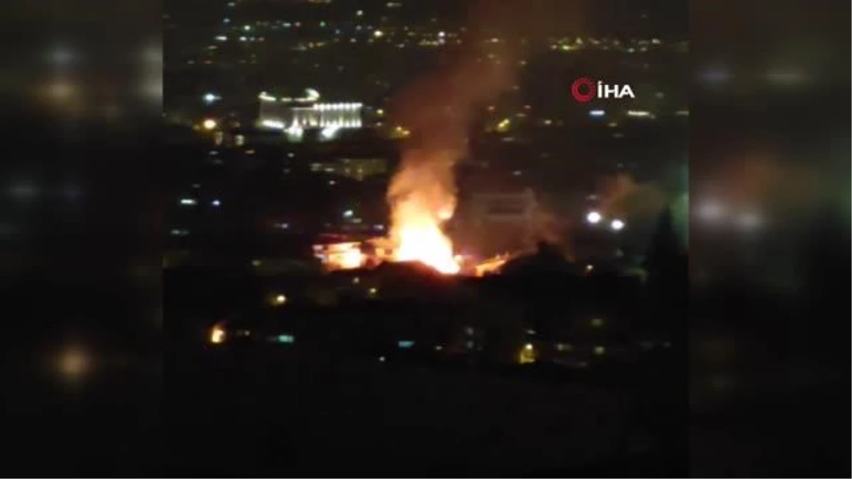 Bursa\'da 2 katlı ahşap bina alev alev yandı