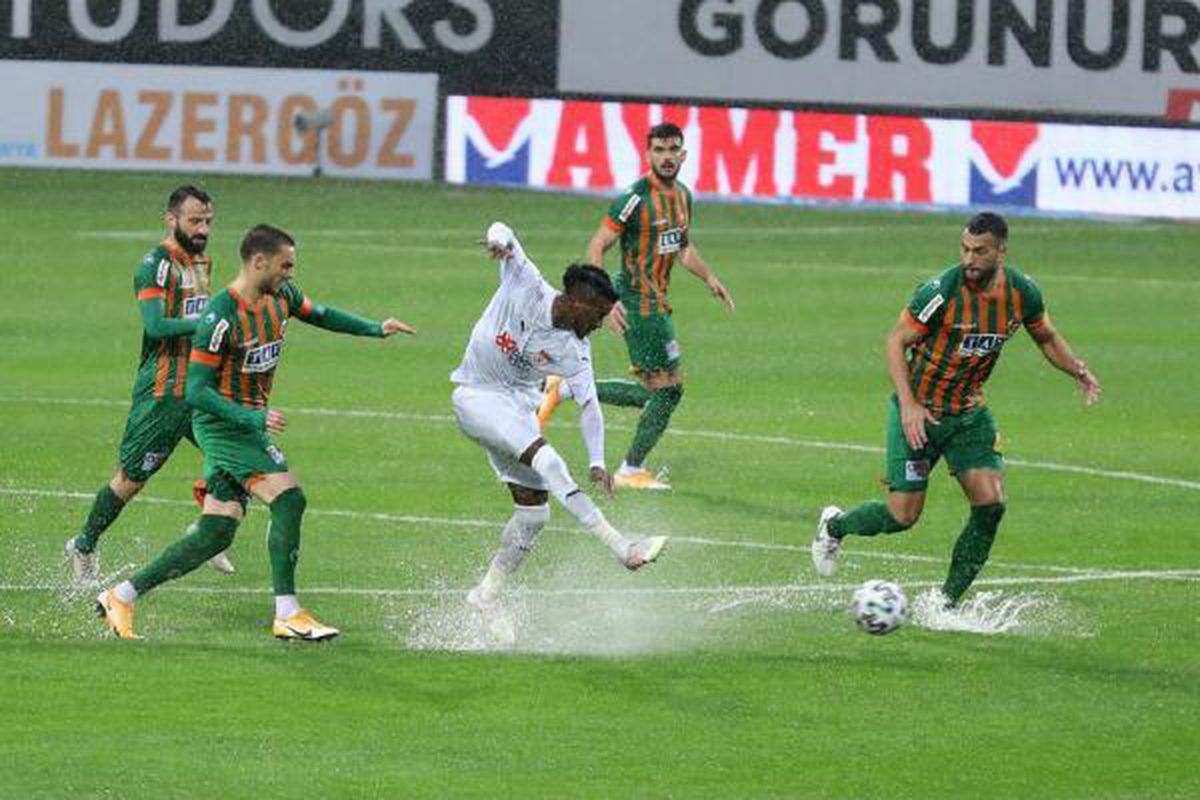 Süper Lig\'in 22. haftasında yapılan Alanyaspor - Sivasspor maçı, 19. dakikada olumsuz hava koşulları nedeniyle yarına ertelendi.