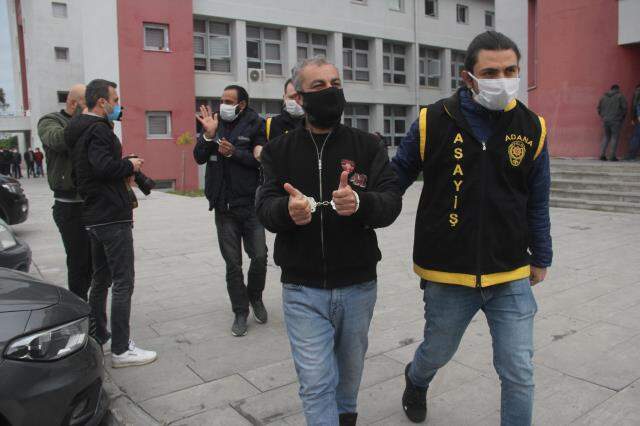 Hırsızlıktan yakalandılar, adliyeye giderken gazetecilere pişkin pişkin 'Bay bay' yaptılar Hırsızlıktan yakalandılar, adliyeye giderken gazetecilere pişkin pişkin 'Bay bay' yaptılar