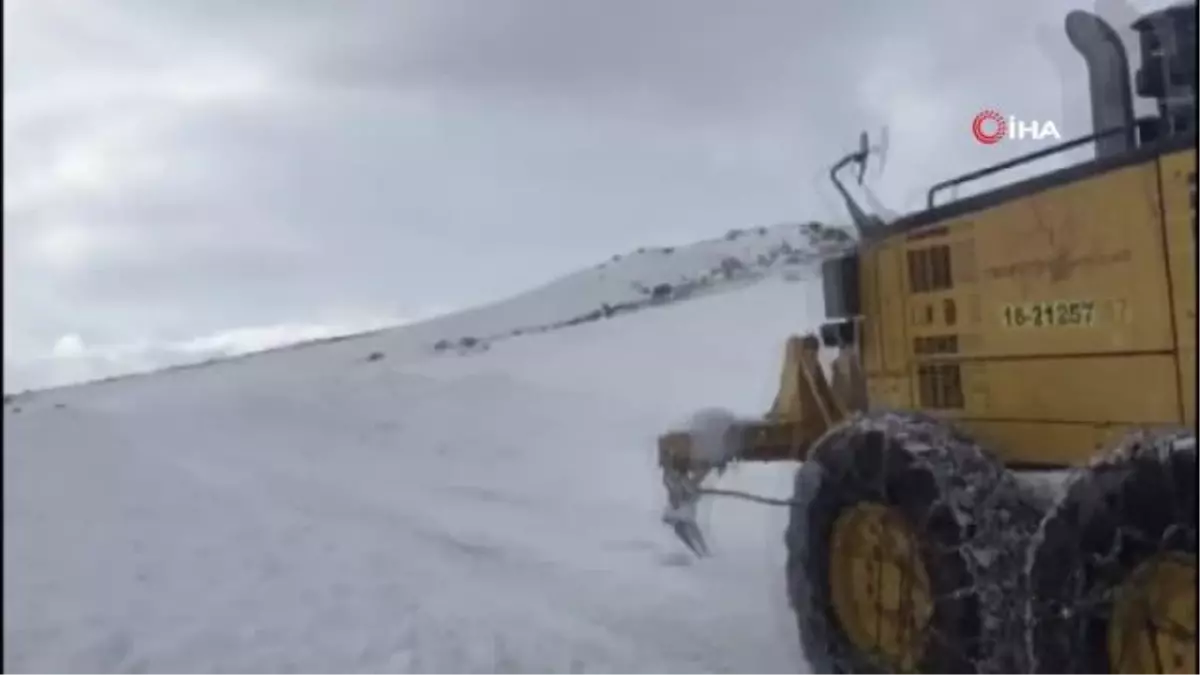 Kar yağışı 21 köy yolunu ulaşıma kapattı