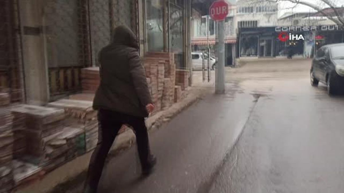 Kumar baskınında pencereden kaçarken yakalandılar...Kovalamaca anları kamerada