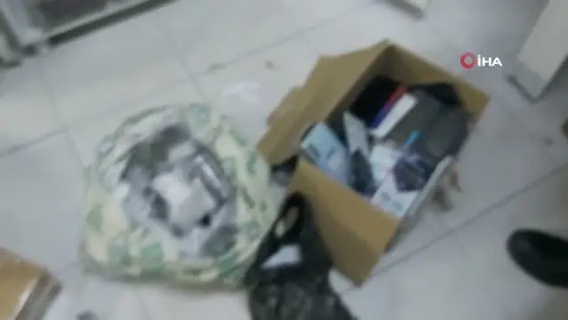 Son dakika! Polis piyasa değeri 1 milyon 462 lira değerinde kaçak telefon ele geçirdi Son dakika! Polis piyasa değeri 1 milyon 462 lira değerinde kaçak telefon ele geçirdi