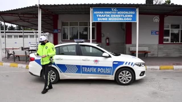 Polis üşüyen zihinsel engelli çocuğa montunu verdi