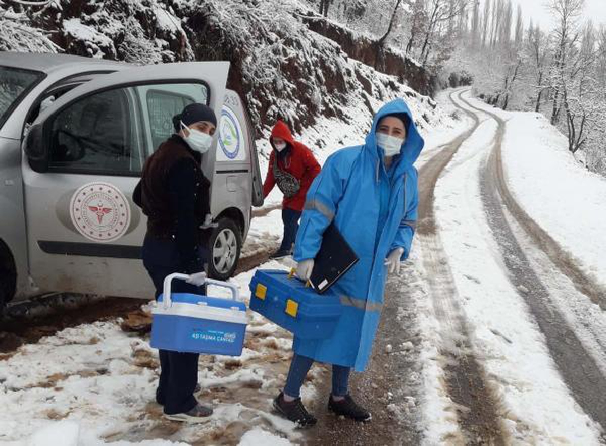 Sağlık ekipleri, zorlu kış şartlarına rağmen aşı çalışmalarını sürdürüyor