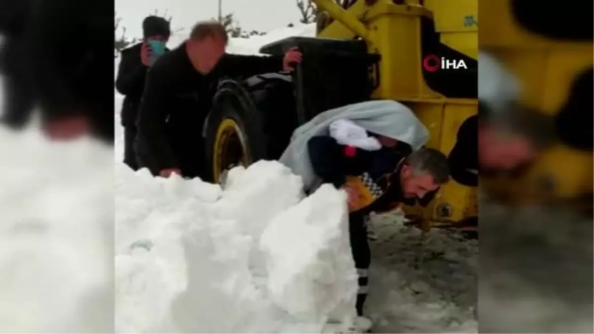 Üzerine sıcak su dökülen çocuğu karla kaplı yolda sırtında taşıdı