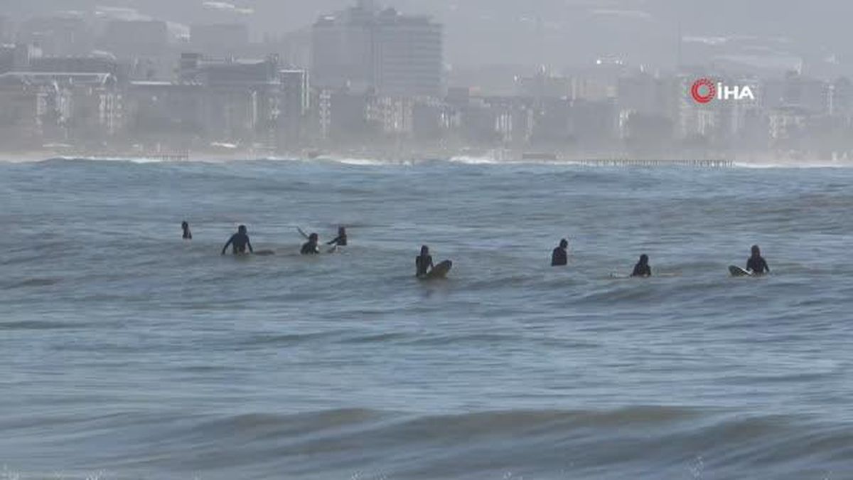 Alanya'da fırtına sonrası dev dalgalar arasında sörf keyfi