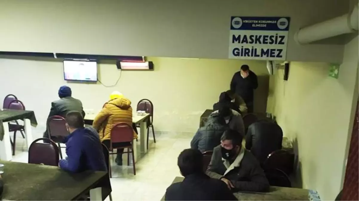Baskın yapılan kumarhanenin girişindeki \'maskesiz girilmez\' tabelası pes dedirtti