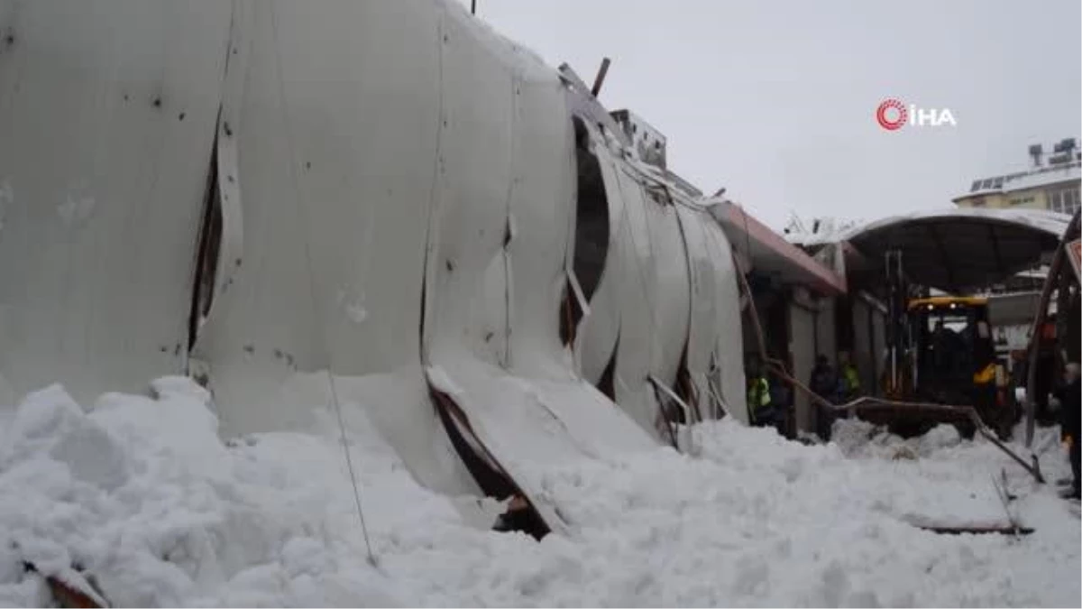 Besni\'de yoğun kar yağışı çatıları çökertti