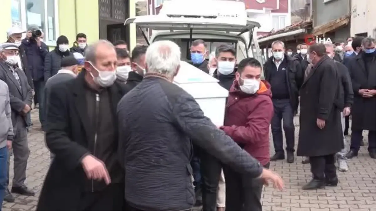 Birliğine teslim ettikleri oğullarından ailesine hüzünlü veda...Kazada hayatını kaybeden anne, babası ve kardeşini toprağa verdi