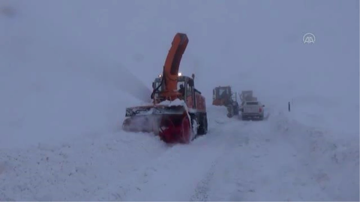 Ekipler kapalı yolları açmak için dondurucu soğukta karla mücadele ediyor