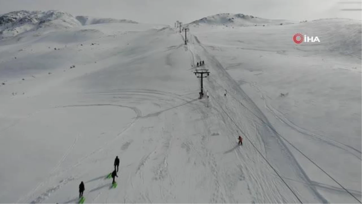 Göl manzaralı Hazar Baba Dağı\'nda kayak keyfi başladı