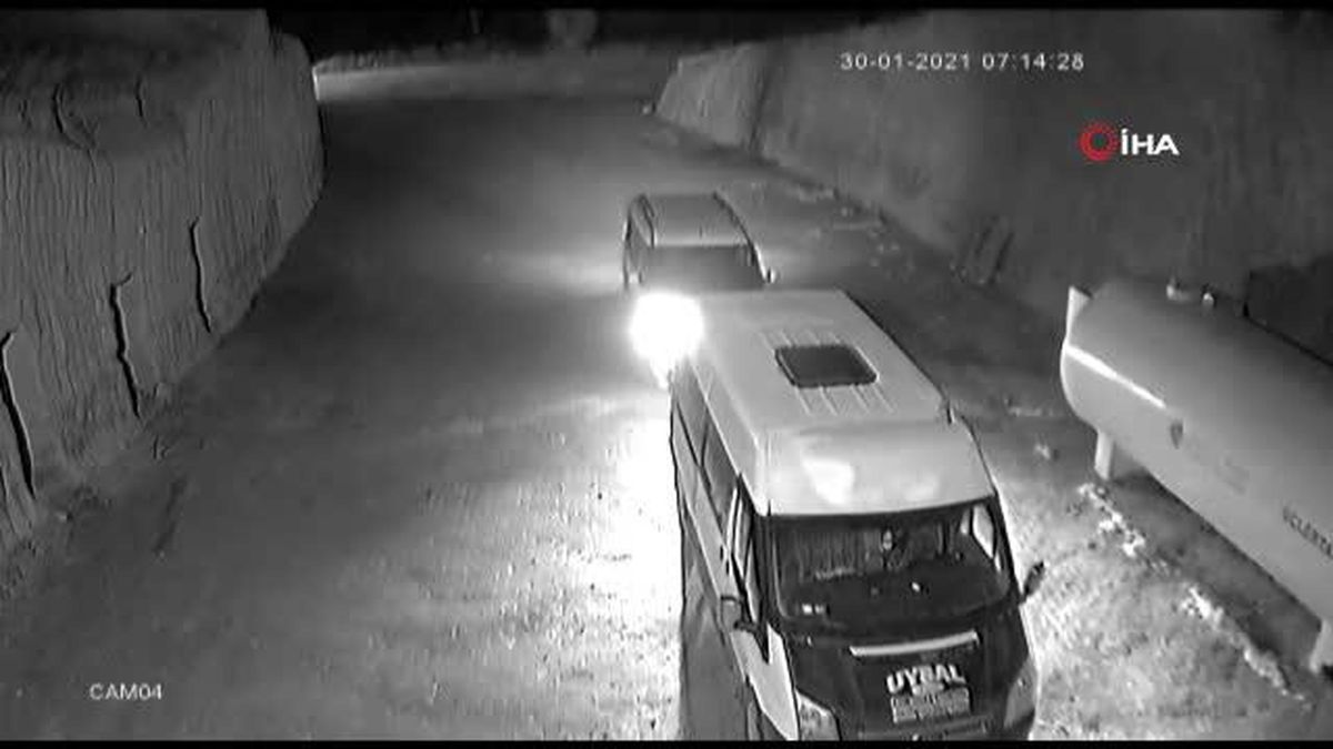 Son dakika... İki grup arasındaki kavgayı jandarma ayırdı...Tarım işçileri arasında çıkan kavga kamerada