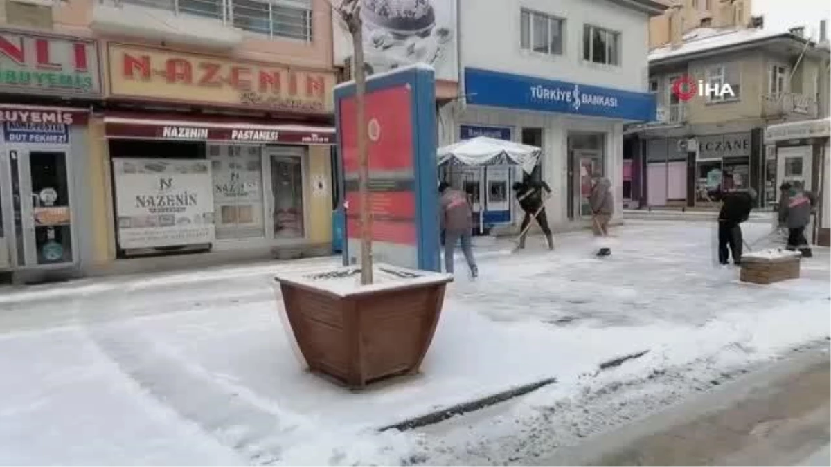 Sokakların sessizliğe büründüğü Bayburt\'ta belediye ekiplerinden karla mücadele çalışması