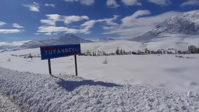 Tufanbeyli'de kar nedeniyle 29 mahalle yolu ulaşıma kapandı