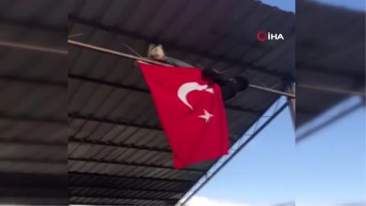 Üniversite öğrencisi ipi kopan Türk bayrağını canı pahasına düzeltti