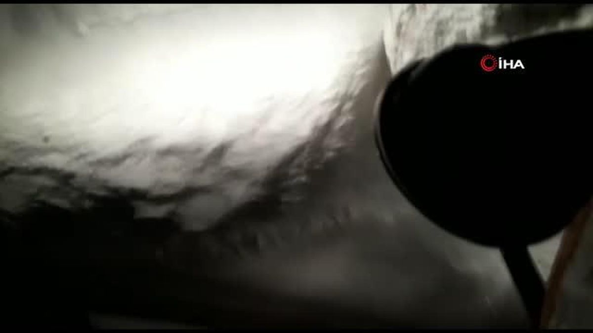 Yolda mahsur kalan araçların imdadına Çaldıran Belediyesi yetişiyor