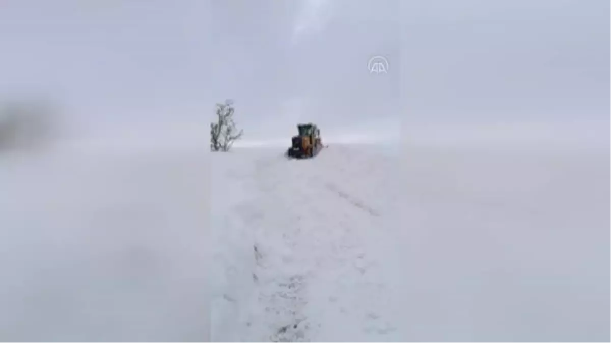Son dakika haberi! 3 hasta, kardan yolları kapanan köylerinden ekiplerin çalışmasıyla hastaneye ulaştırıldı