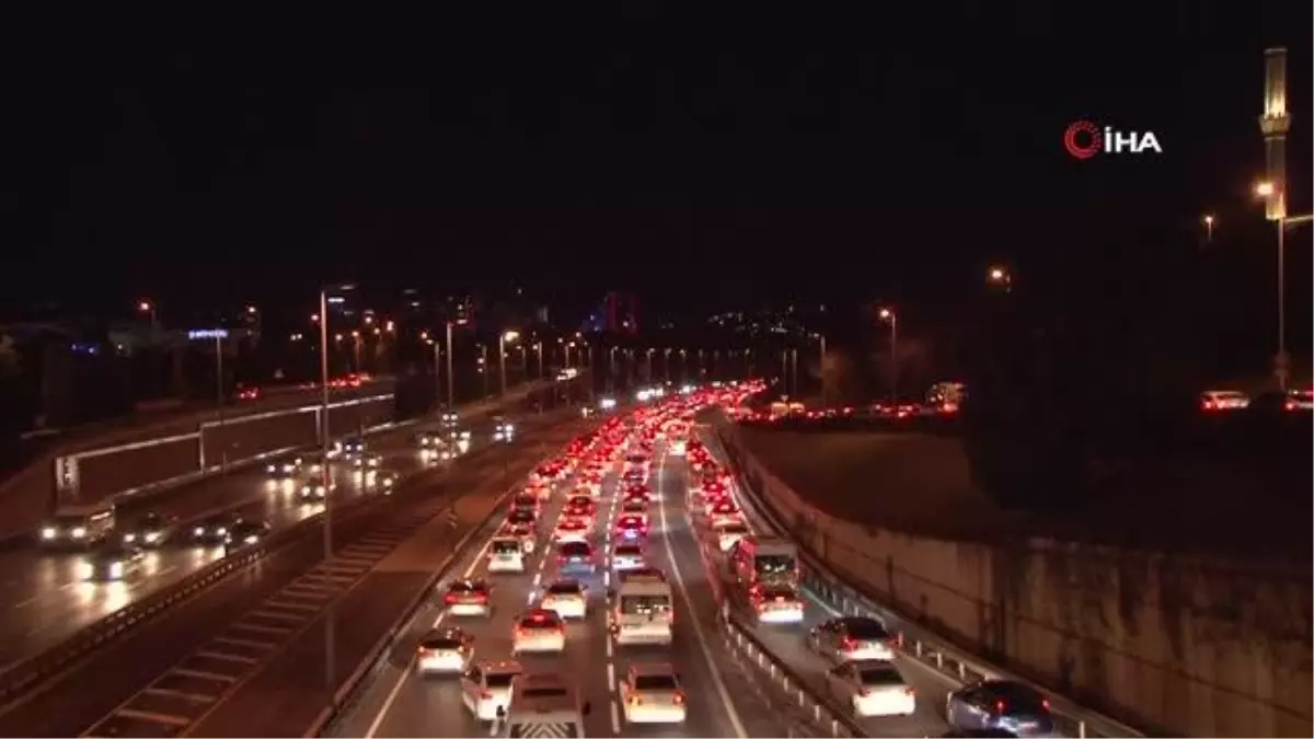 56 saatlik kısıtlama sonrası 15 Temmuz Şehitler Köprüsü\'nde trafik yoğunluğu