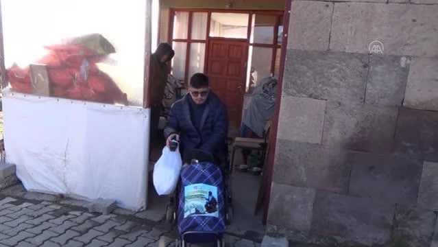 Ahlat'ta bedensel engelli genç, sokak hayvanları için mama istasyonları kuruyor