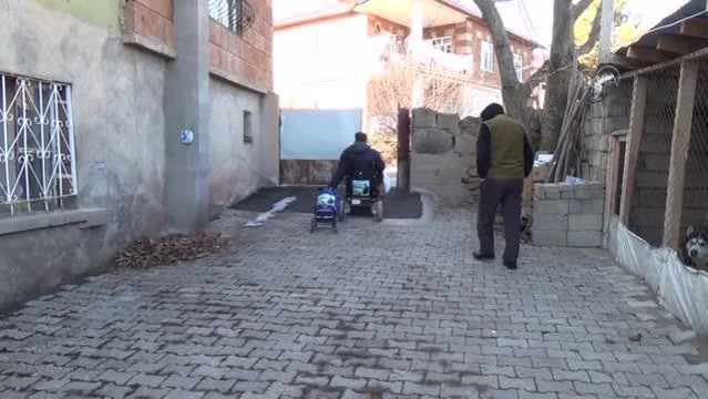 Ahlat'ta bedensel engelli genç, sokak hayvanları için mama istasyonları kuruyor