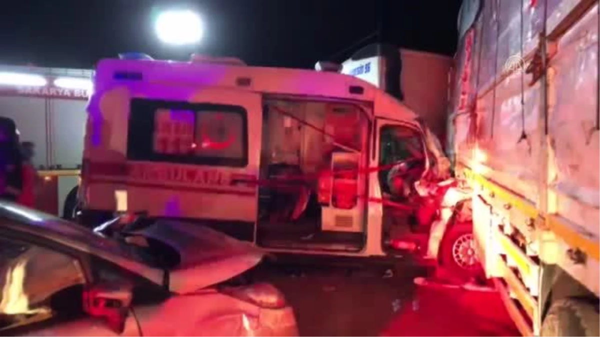 Sakarya\'da ambulansın da karıştığı zincirleme trafik kazası: 8 yaralı