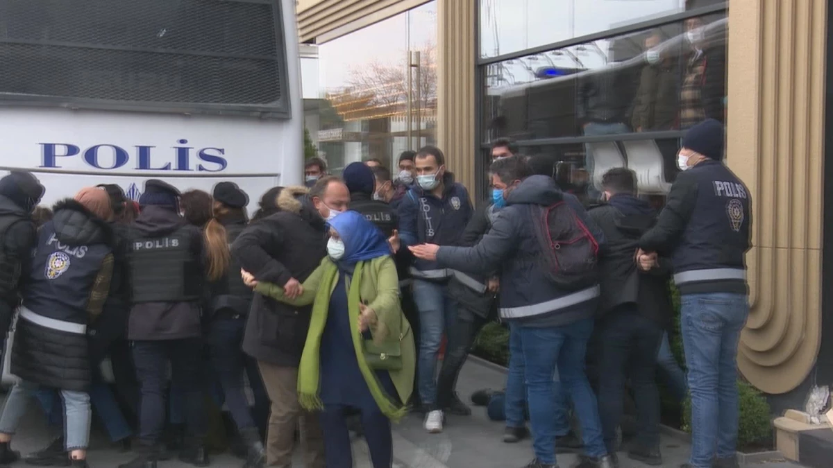 Boğaziçi Üniversitesi çevresinde toplanan gruplara gözaltı! HDP\'li Hüda Kaya polislere vurdu