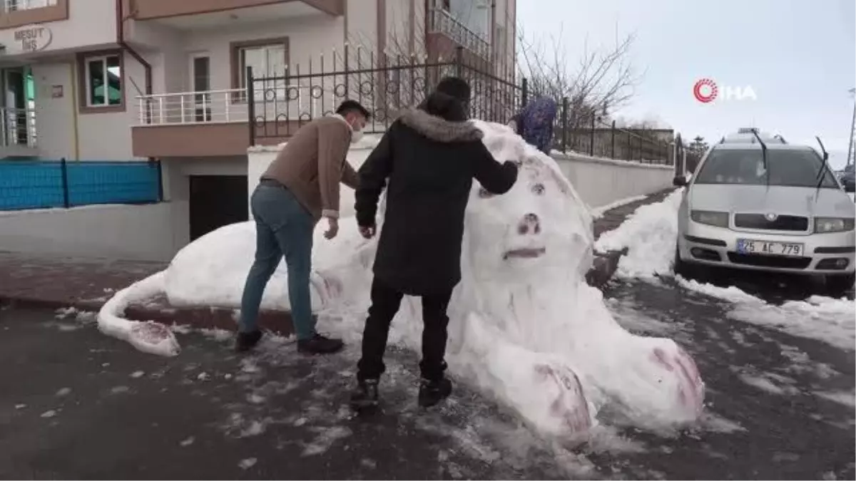 Can sıkıntısından yapılan kardan aslan görünümüyle dikkat çekti