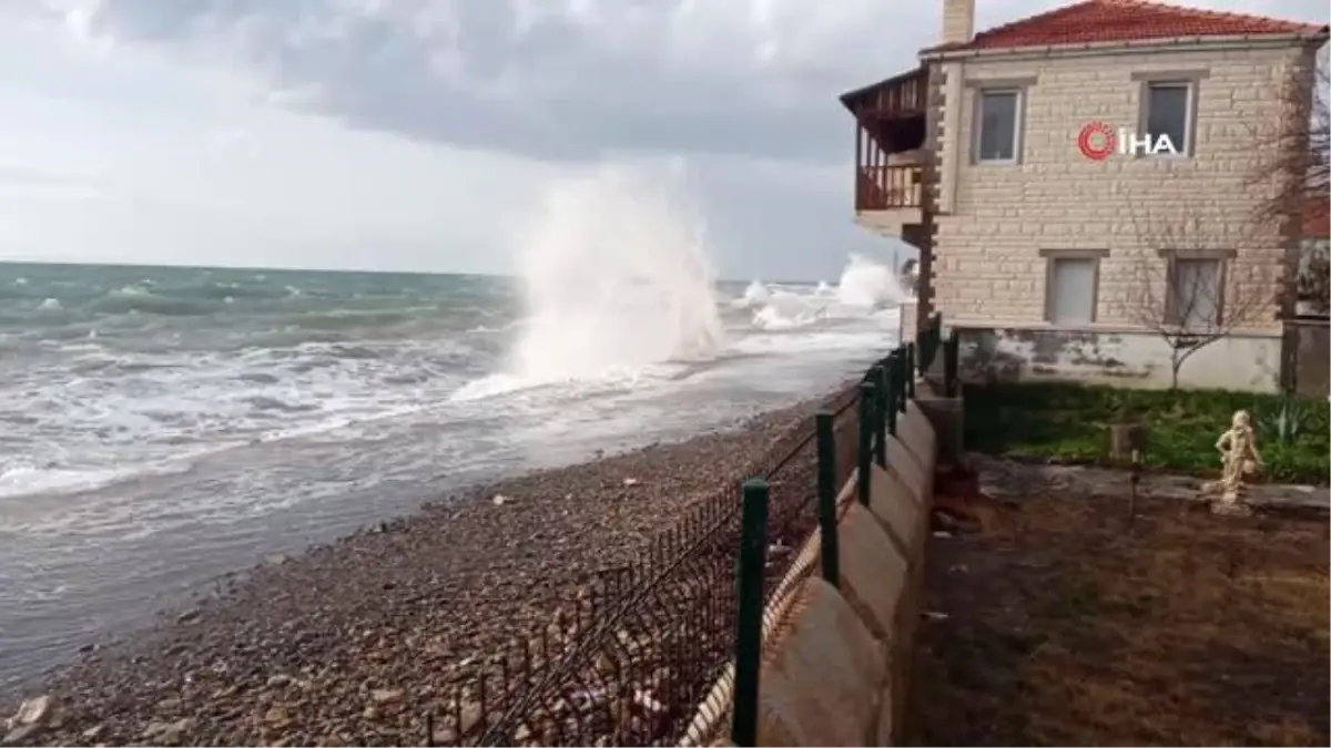 Çanakkale\'de dev dalgalar evlere ulaştı