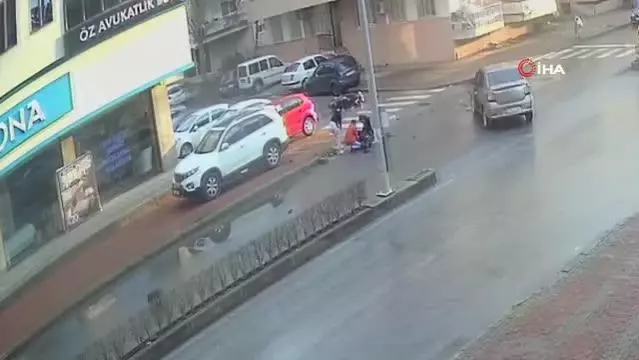 Son dakika... Çarptıkları motosiklet sürücüsünü ambulansa bindirip kayıplara karıştılar