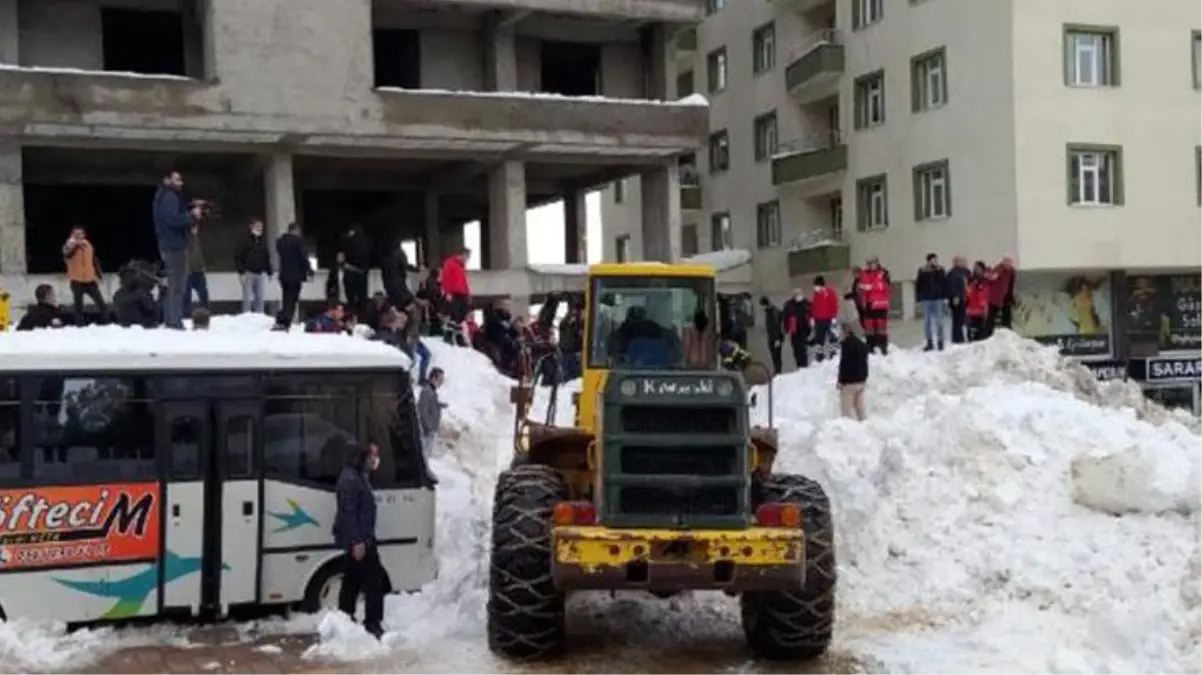 Çatıdan tonlarca kar kütlesi düştü: 3 çocuk yaralı