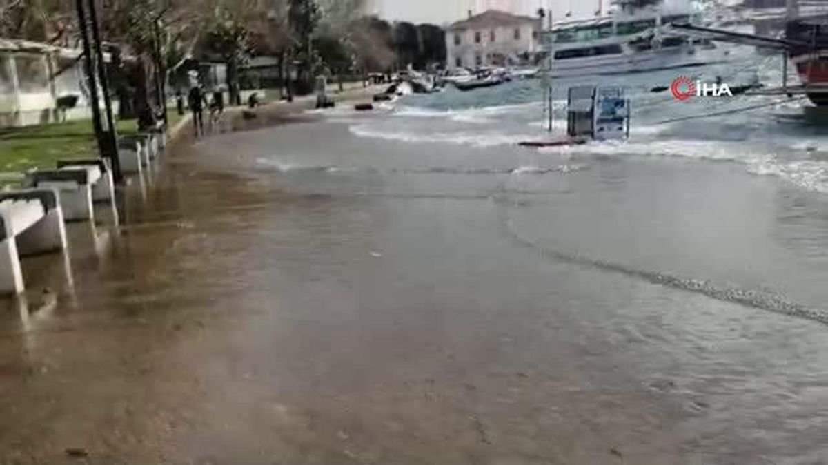 Erdek'te Lodos etkili oldu... Sahil yolu sular altında kaldı