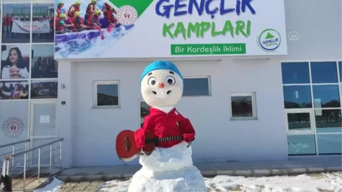 "Gençler" Barış Manço\'yu yaptıkları kardan adam ve seslendirdikleri eserleriyle andı