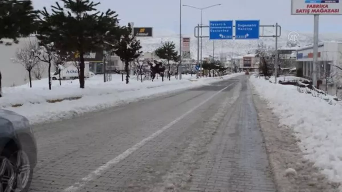 Gölbaşı ilçesinde etkili olan kar yağışı günlük yaşamı olumsuz etkiledi