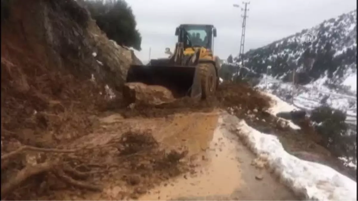 KAHRAMANMARAŞ - Dağdan kopan kaya parçalarının kapattığı yol temizlendi