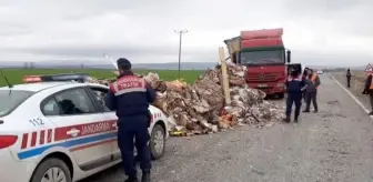 KAHRAMANMARAŞ - Devrilen tır yolu trafiğe kapattı