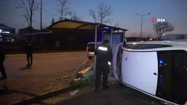 Kısıtlamayı delip otomobil ile otobüs durağına daldı, yaralı arkadaşlarını bırakarak kaçtı