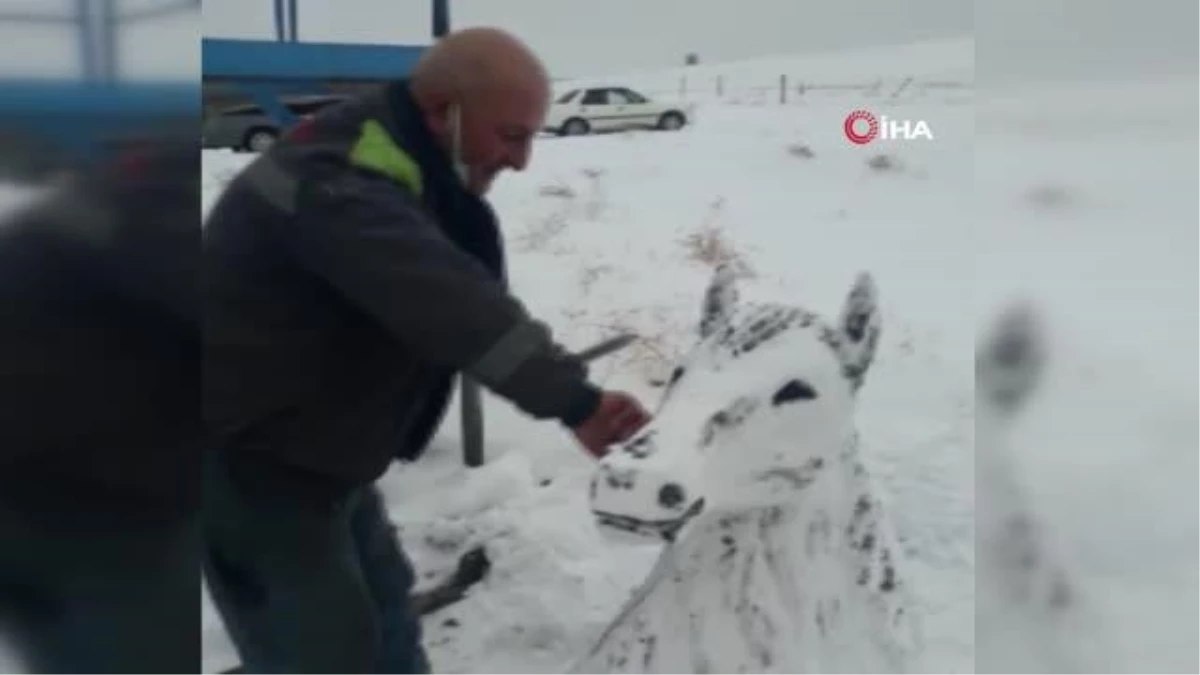 Sanatçılara taş çıkardı, kardan at büstü yaptı