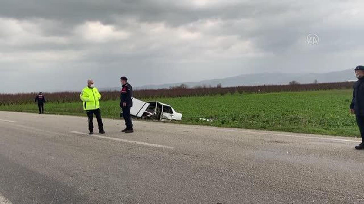 2 otomobilin çarpışması sonucu 1\'i bebek 5 kişi yaralandı